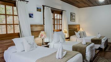 Quarto quádruplo família, várias camas, vista para a montanha | Frigobar, cofres nos quartos, individualmente decorados