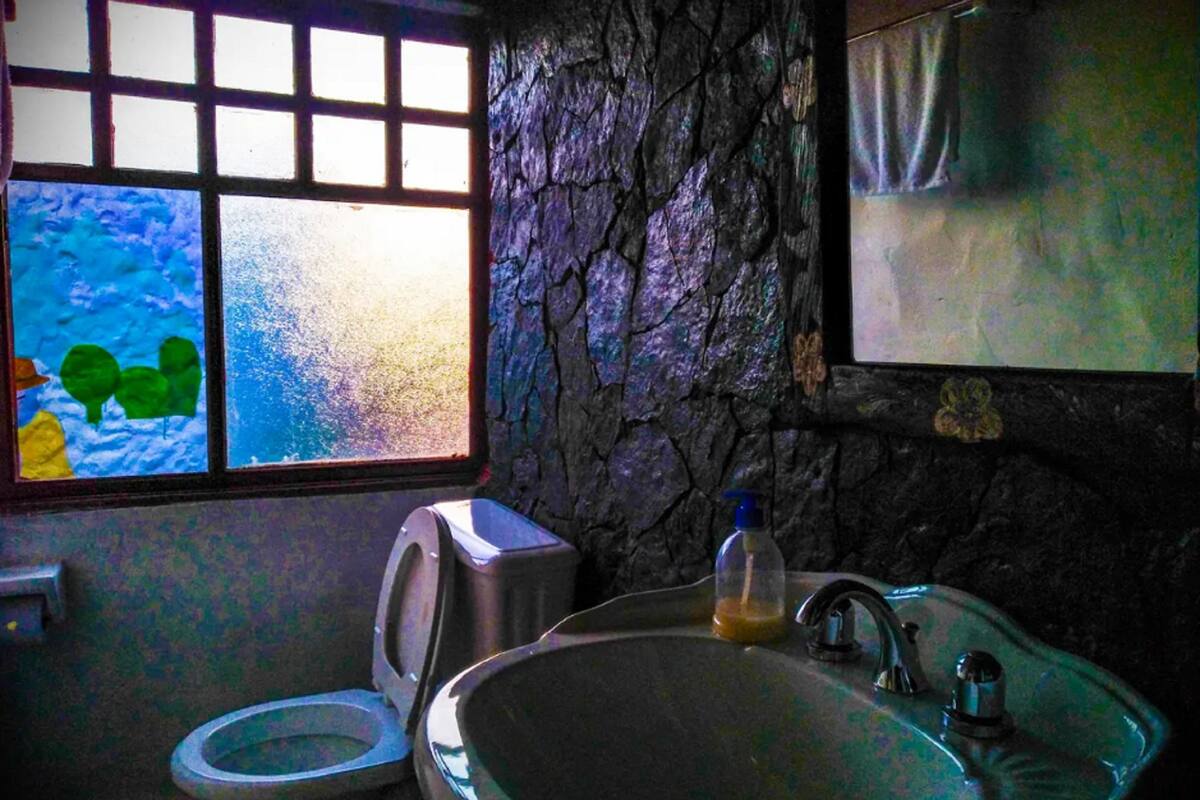 Dusche, kostenlose Toilettenartikel, Handtücher