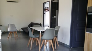 A modern kitchen with a dining area. - Charming Small Villa Any Comfort Ideal 4 People 2bedroom close Tizzano (Sartène)