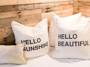 1 habitación, tabla de planchar con plancha y cuna de viaje 