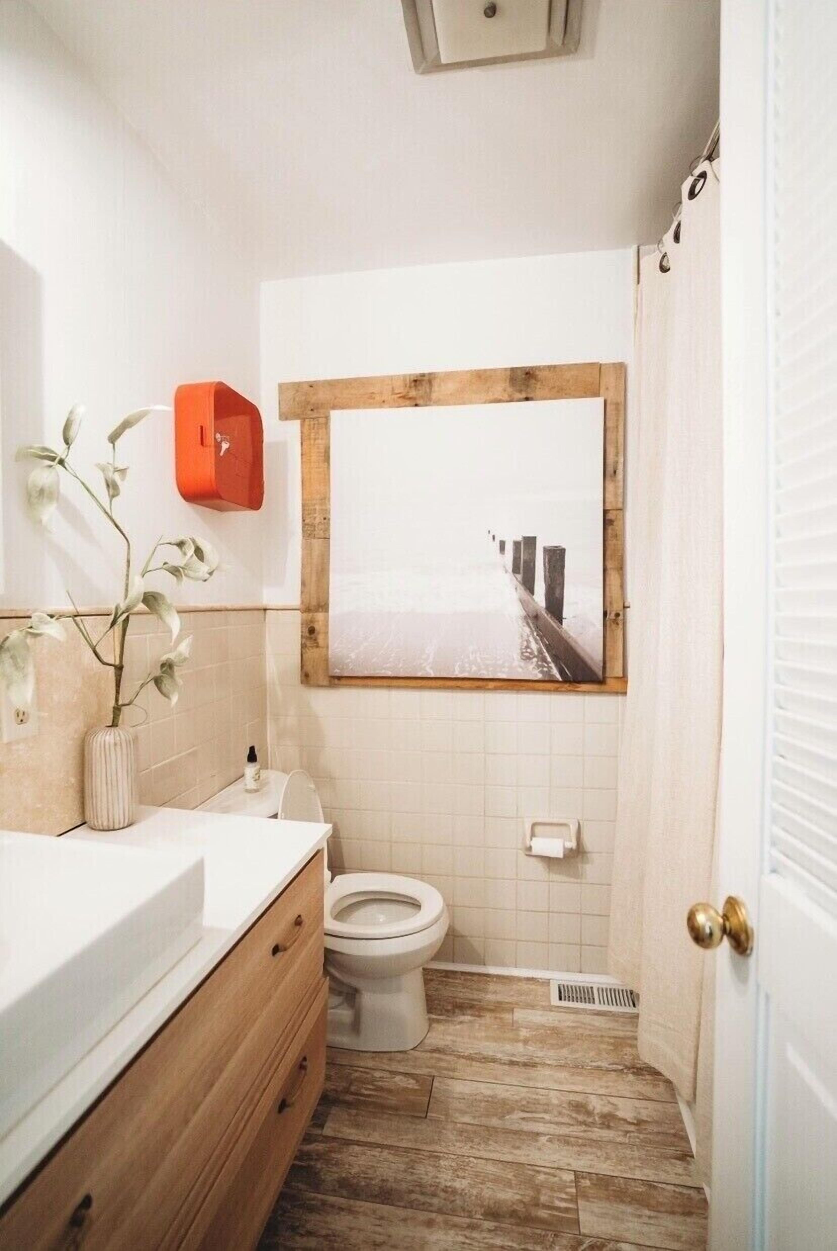 Combined shower/tub, hair dryer, towels, soap