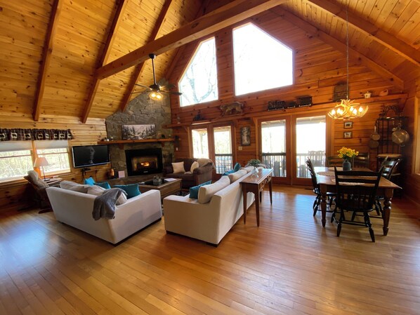 Smart TV, fireplace, foosball - My Mountain Escape, Pet Friendly, Hot Tub, 15 minutes from Blue Ridge (Morganton)