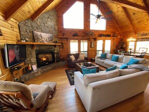 Smart TV, fireplace, foosball - My Mountain Escape, Pet Friendly, Hot Tub, 15 minutes from Blue Ridge (Morganton)