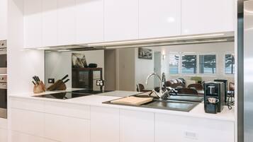 Luxe appartement, Meerdere bedden, uitzicht op zee | Dineren op de kamer