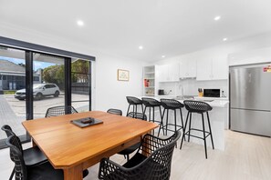Appartement Premium, plusieurs lits, vue piscine | Coin séjour | Télévision à écran plat