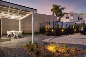 Appartement Premium, plusieurs lits, vue piscine | Terrasse/Patio