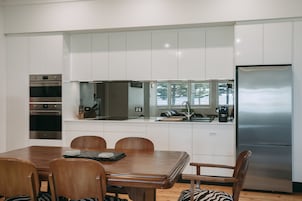 Apartamento superluxo, várias camas, vista para o mar | Cozinha privada | Geladeira grande, micro-ondas, cooktop, cafeteira/chaleira