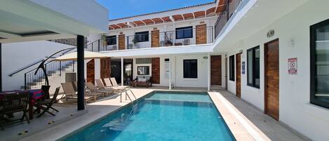 Utomhuspool, öppet 10.00 till 18.00, parasoller och solstolar