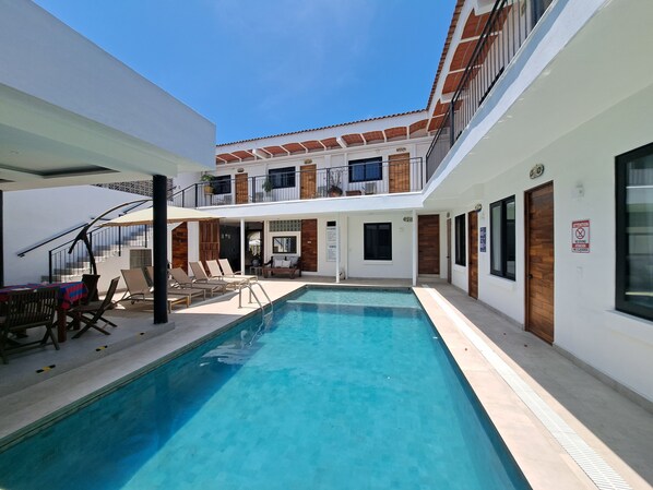 Außenpool, geöffnet von 10:00 Uhr bis 18:00 Uhr, Sonnenschirme