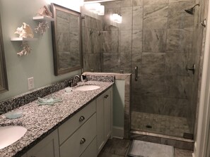 Combined shower/bathtub, hair dryer, towels - Honu Kai of the Cottags at Jekyll Island 3 bedrooms, 3.5 bathrooms (Jekyll Island)