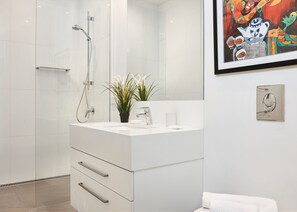 House, 4 Bedrooms | Bathroom | Separate bathtub and shower, deep-soaking bathtub, towels, shampoo - Innercity Entertainer with Parking (Richmond)