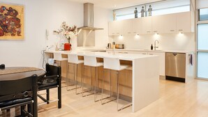 Maison, 4 chambres | Repas dans la chambre