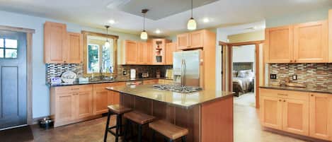 Kjøleskap, mikrobølgeovn, ovn og kokeplater