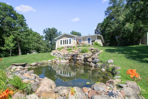 Beautiful Get Away for any season only ONE Hour from the Twin Cities!