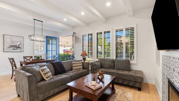 Condo, 3 phòng ngủ | Khu phòng khách