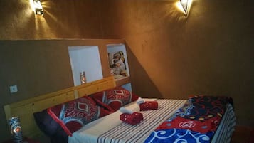 Habitación (Hamou) | Espacio para trabajar con un portátil, wifi gratis, ropa de cama