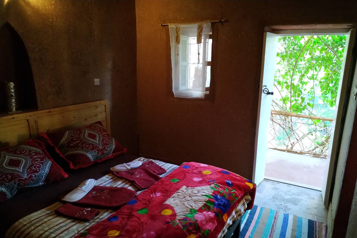 Laptop workspace, WiFi (free), bed sheets