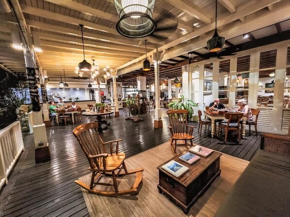 Breakfast, lunch and dinner served - diAtas by Art Cafe Bumbu Bali (Nusa Dua)