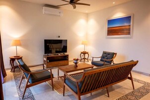 Comfort Apartment | Living room | Flat-screen TV