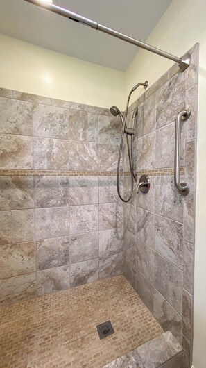Combined shower/bathtub, hair dryer, towels - Island Escape 3 bedrooms, 2 bathrooms (Jekyll Island)