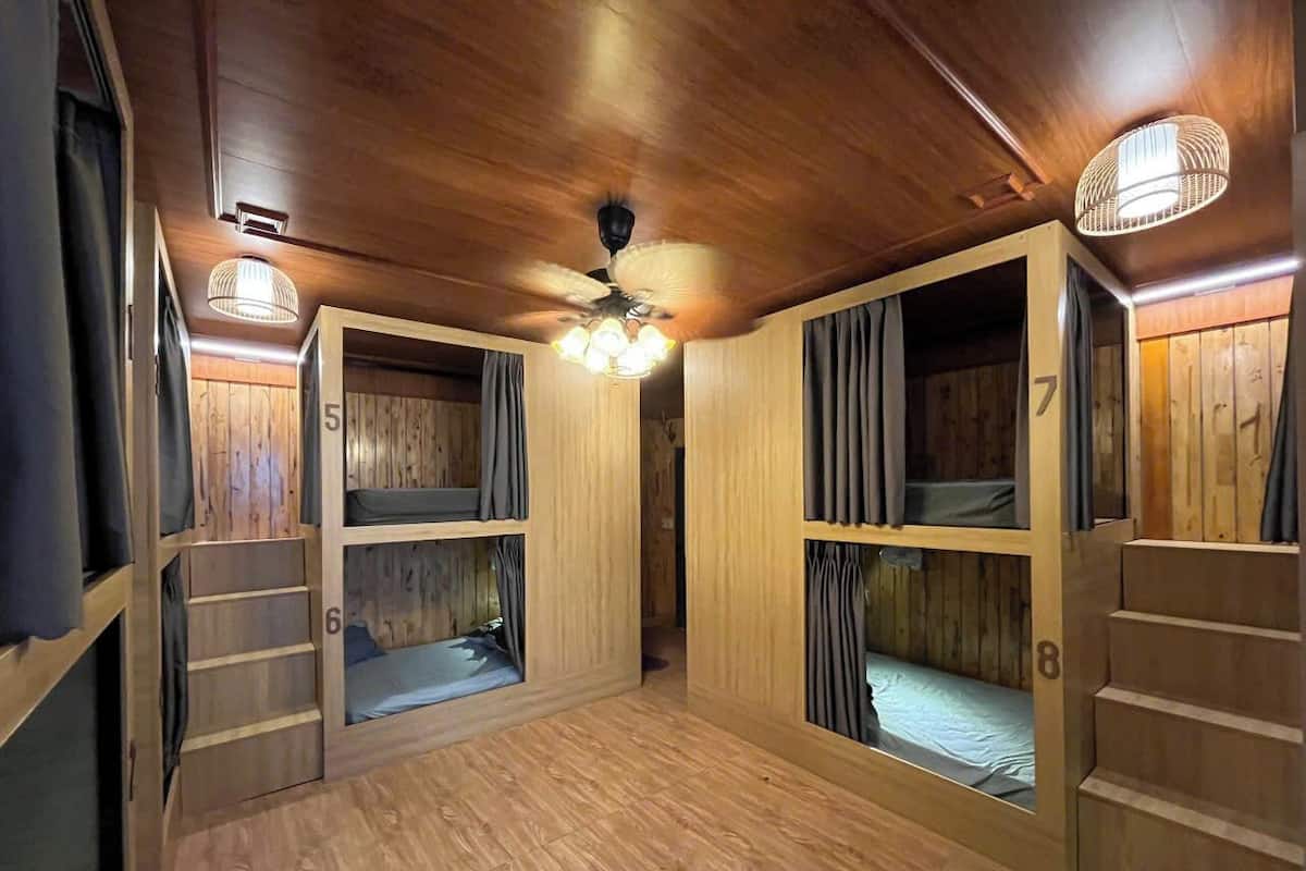 Dormitori compartit Deluxe, dormitori mixt, amb bany privat, vistes a la piscina | 1 dormitori i roba de llit d'alta qualitat