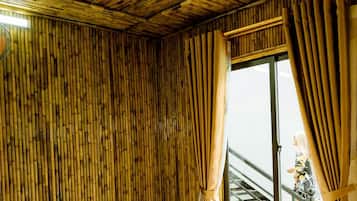 1 室のベッドルーム、高級寝具、ピロートップベッド、ミニバーのアイテム (無料)