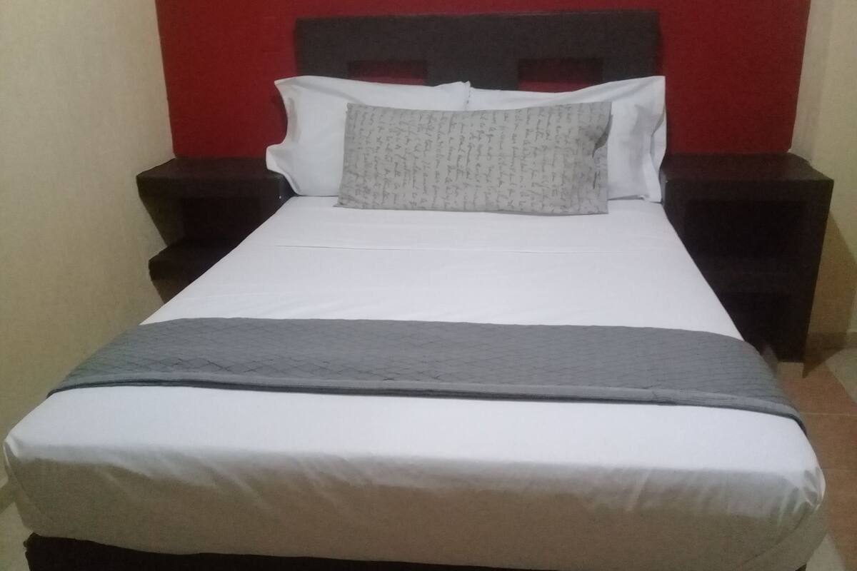 Habitación doble, 1 cama matrimonial | Wifi gratis y ropa de cama