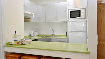 Kühlschrank, Mikrowelle, Ofen, Geschirrspüler