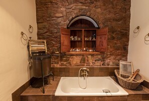 Luxury Cottage, 2 Bedrooms, Garden View | Bathroom | Separate bathtub and shower, deep-soaking bathtub, towels, soap - Lemke Cottage Moculta (Moculta)