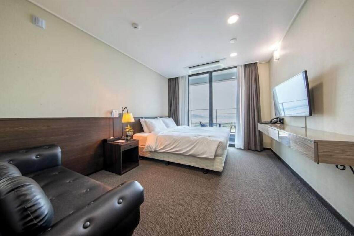 Desk, blackout drapes, soundproofing, WiFi (free)