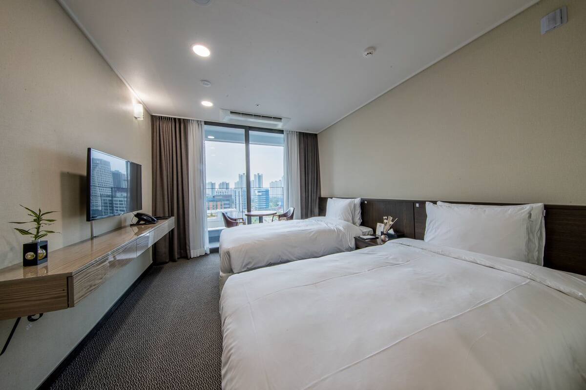Standard Twin Room | Desk, blackout drapes, soundproofing, WiFi (free)