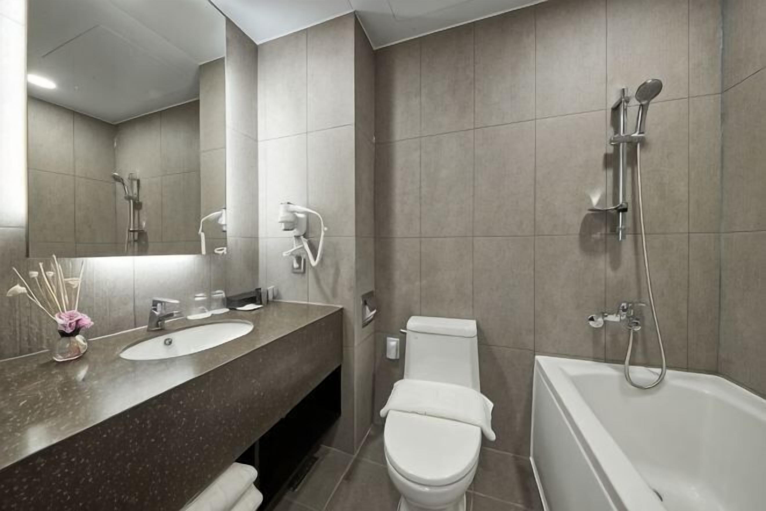 Bathroom | Combined shower/bathtub, free toiletries, hair dryer, bathrobes