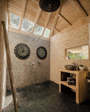 Deluxe-Zimmer | Badezimmer | Dusche, Regendusche, umweltfreundliche Kosmetikartikel, Haartrockner