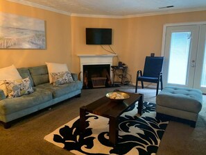 Living area - The Stone Crest Villa - Near Stone Mountain Park (Lithonia)