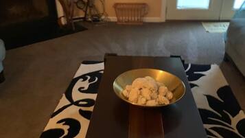 Vila Deluks, 2 kamar tidur, Bebas Asap Rokok, pemandangan kota | Area keluarga | Smart TV 40-inci dengan saluran TV kabel, TV, dan perapian