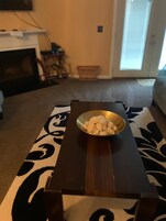 Villa Deluxe, 2 habitaciones, no fumadores, vistas a la ciudad | Zona de estar | Una Smart TV, una chimenea, Netflix, películas de estreno