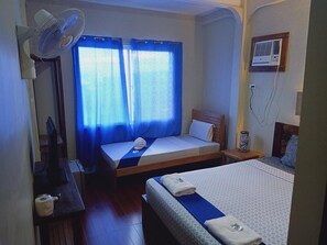 Cortinas blackout, camas extras/dobráveis (sobretaxa), roupa de cama