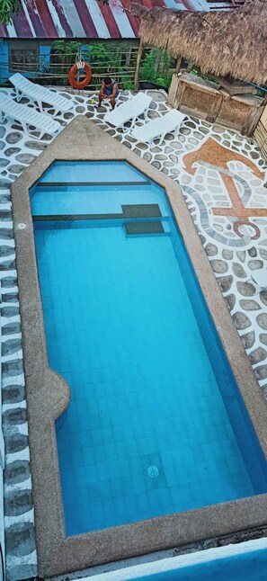 Piscine extérieure, accès possible de 8 h à 22 h, chaises longues