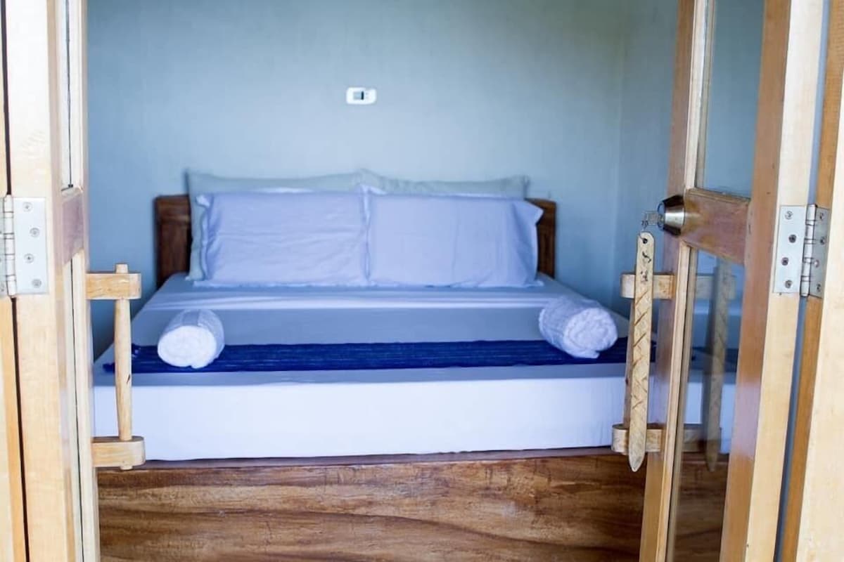 Escritorio, cortinas blackout, insonorización y ropa de cama