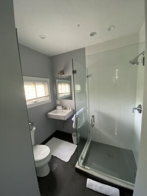 Chambre Deluxe, 1 grand lit | Salle de bain | Ensemble baignoire-douche