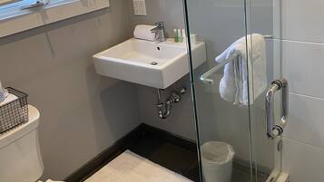 Deluxe Room, 1 Queen Bed | Bathroom | Combined shower/bathtub