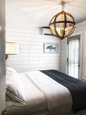 Chambre Deluxe, 1 très grand lit | Décor unique, fer et planche à repasser, accès au Wi-Fi (inclus)