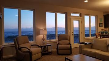 Una televisión, una chimenea, una mesa de tenis de mesa