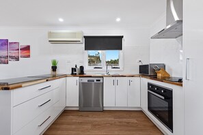 Frigorífico, microondas, horno y placa de cocina