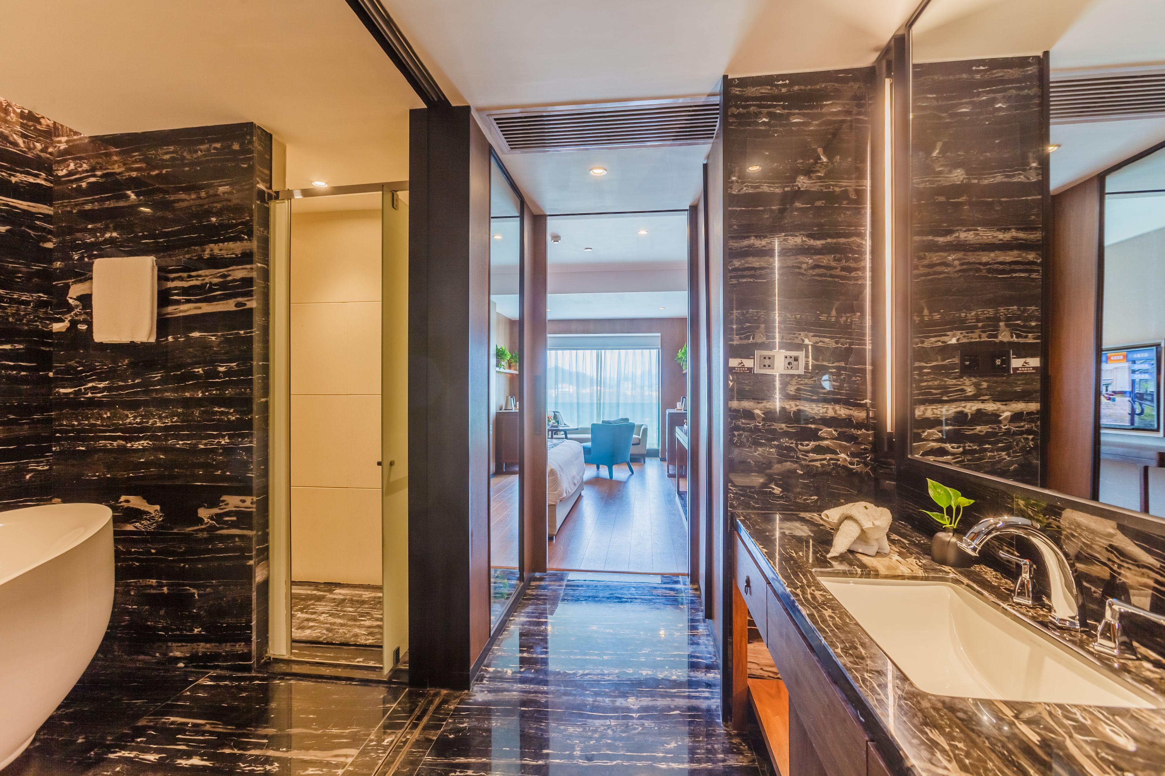 signature room, river view | bathroom | free toiletries, hair dryer, bathrobes, slippers