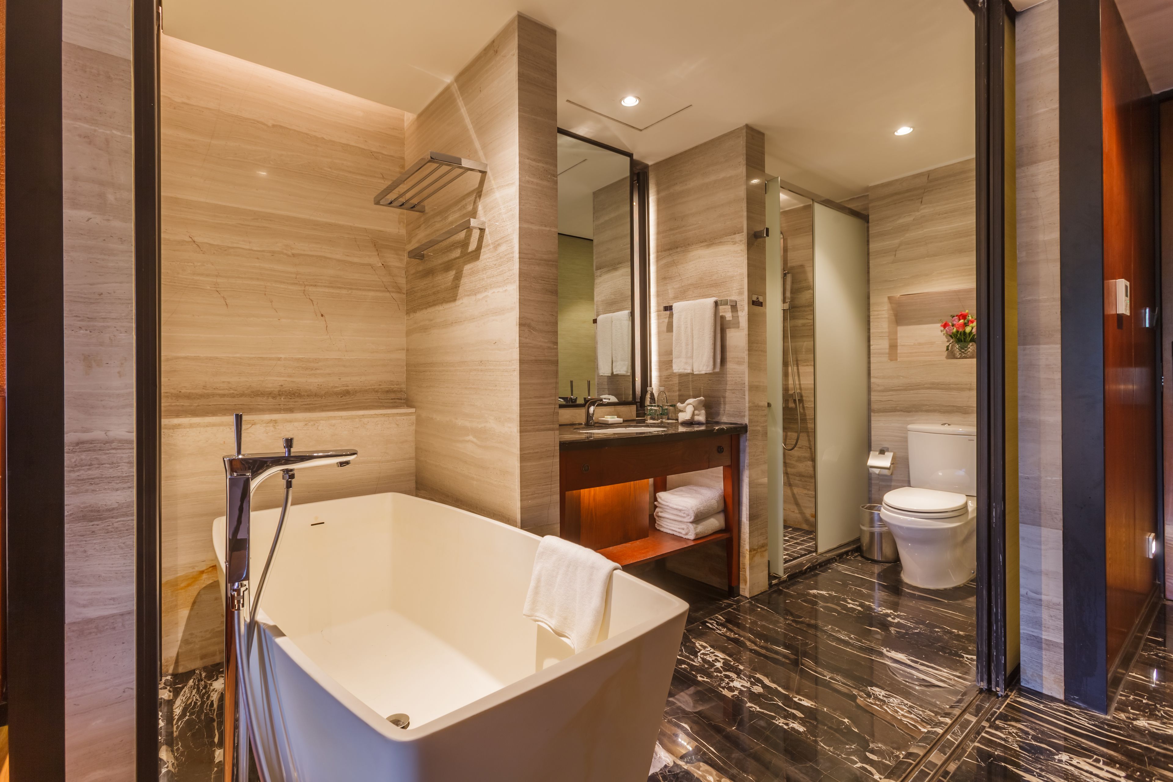 deluxe double room | bathroom | free toiletries, hair dryer, bathrobes, slippers