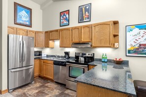 ثلاجة، ميكروويف، فرن، موقد طهي مسطح