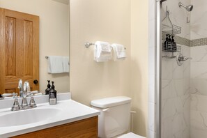 浴槽、ヘアドライヤー、タオル