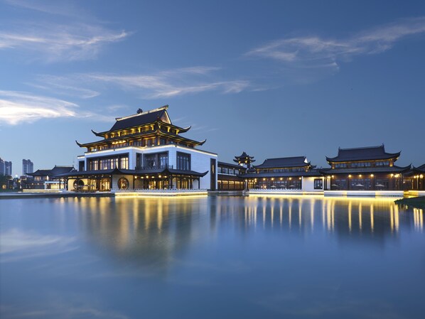 施設の正面 (日没後)