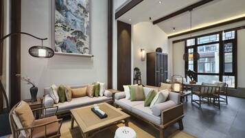 Blackout drapes, free WiFi, bed sheets